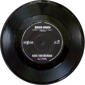 KOOS VAN BEURDEN Bergen Binnen / Het Buurt Feessie (Negram – NG 150) Holland 1968 45RPM 7" single w/company sleeve (Pop) KOOS VAN BEURDEN Bergen Binnen / Het Buurt Feessie (Negram – NG 150) Holland 1968 45RPM 7" single w/company sleeve (Pop)